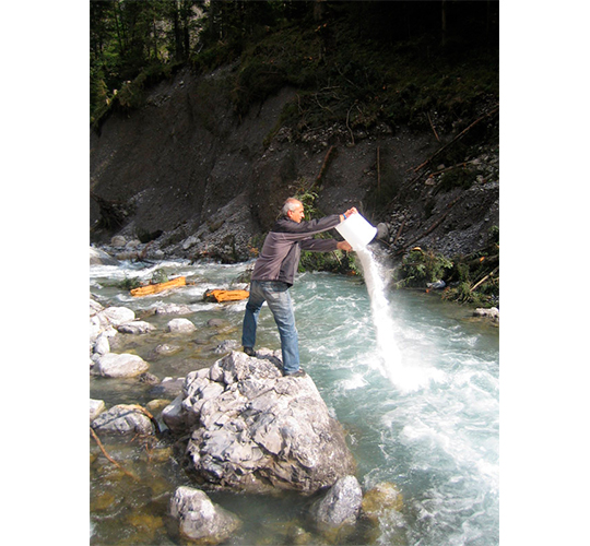 Medição do caudal em rios ou riachos com secção transversal desconhecida através do método de diluição (fluorescente ou sal)